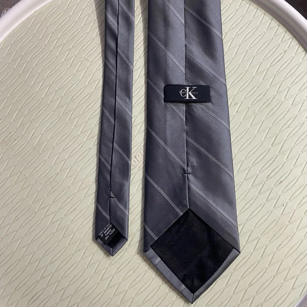 Calvin Klein Striped Mens Tie 100%‎ Silk Gray 58